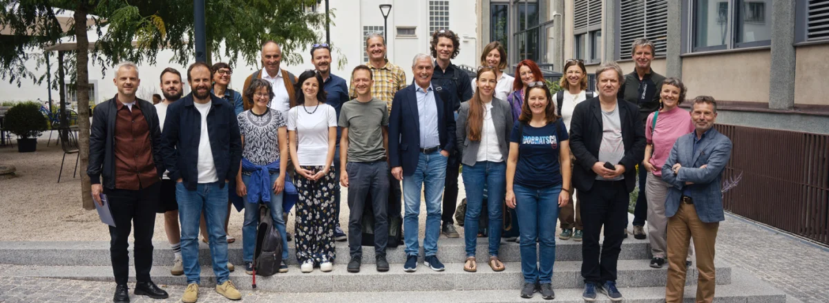 Da sinistra verso destra: Matthias Zingerle (Comune di Bolzano), Daniel Tröger (Ökoinstitut Alto Adige), Peter Rier (Lia Collective), Kathrin Plunger (Centro di Sperimentazione Laimburg), Eva Ladurner (Heimatpflegeverein Marlengo), Paolo Viskanic (R3GIS), Oriana Sturiale (Centro Convegni Abbazia di Novacella), Lukas Neuwirth (Centro Convegni Abbazia di Novacella), Peter Laner (Eurac Research), André Mallosek (Piattaforma per il rurale), Günther Wisthaler (Comune di Villabassa), Alexander Gogl (Università di Innsbruck), Carmen Dietinger (Città di Villach), Viola Ducati (Federazione Ambientalisti Alto Adige), Sonja Abrate (Ökoinstitut Alto Adige), Birgit Pichorner (Associazione Parco Naturale di Dobratsch), Ines Schäfer (Associazione Parco Naturale di Dobratsch), Andreas Flora (Università di Innsbruck), Wolfgang Faller (Città di Villach), Anna Höllerer (Fachhochschule Kärnten), Hanspeter Staffler (Federazione Ambientalisti Alto Adige)