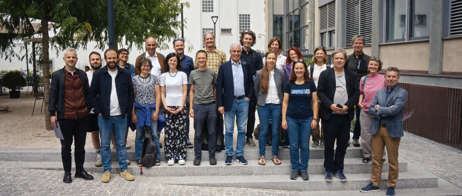 Da sinistra verso destra: Matthias Zingerle (Comune di Bolzano), Daniel Tröger (Ökoinstitut Alto Adige), Peter Rier (Lia Collective), Kathrin Plunger (Centro di Sperimentazione Laimburg), Eva Ladurner (Heimatpflegeverein Marlengo), Paolo Viskanic (R3GIS), Oriana Sturiale (Centro Convegni Abbazia di Novacella), Lukas Neuwirth (Centro Convegni Abbazia di Novacella), Peter Laner (Eurac Research), André Mallosek (Piattaforma per il rurale), Günther Wisthaler (Comune di Villabassa), Alexander Gogl (Università di Innsbruck), Carmen Dietinger (Città di Villach), Viola Ducati (Federazione Ambientalisti Alto Adige), Sonja Abrate (Ökoinstitut Alto Adige), Birgit Pichorner (Associazione Parco Naturale di Dobratsch), Ines Schäfer (Associazione Parco Naturale di Dobratsch), Andreas Flora (Università di Innsbruck), Wolfgang Faller (Città di Villach), Anna Höllerer (Fachhochschule Kärnten), Hanspeter Staffler (Federazione Ambientalisti Alto Adige)