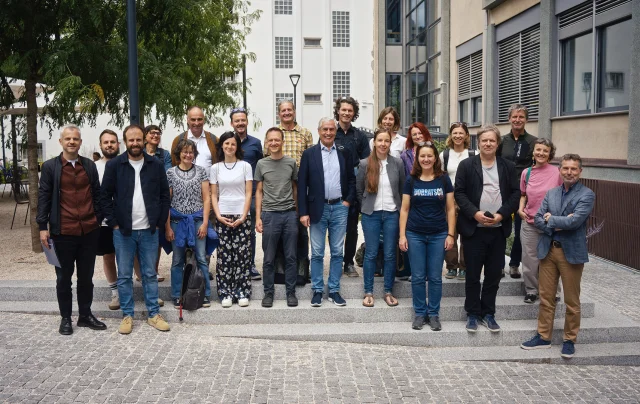 Da sinistra verso destra: Matthias Zingerle (Comune di Bolzano), Daniel Tröger (Ökoinstitut Alto Adige), Peter Rier (Lia Collective), Kathrin Plunger (Centro di Sperimentazione Laimburg), Eva Ladurner (Heimatpflegeverein Marlengo), Paolo Viskanic (R3GIS), Oriana Sturiale (Centro Convegni Abbazia di Novacella), Lukas Neuwirth (Centro Convegni Abbazia di Novacella), Peter Laner (Eurac Research), André Mallosek (Piattaforma per il rurale), Günther Wisthaler (Comune di Villabassa), Alexander Gogl (Università di Innsbruck), Carmen Dietinger (Città di Villach), Viola Ducati (Federazione Ambientalisti Alto Adige), Sonja Abrate (Ökoinstitut Alto Adige), Birgit Pichorner (Associazione Parco Naturale di Dobratsch), Ines Schäfer (Associazione Parco Naturale di Dobratsch), Andreas Flora (Università di Innsbruck), Wolfgang Faller (Città di Villach), Anna Höllerer (Fachhochschule Kärnten), Hanspeter Staffler (Federazione Ambientalisti Alto Adige)